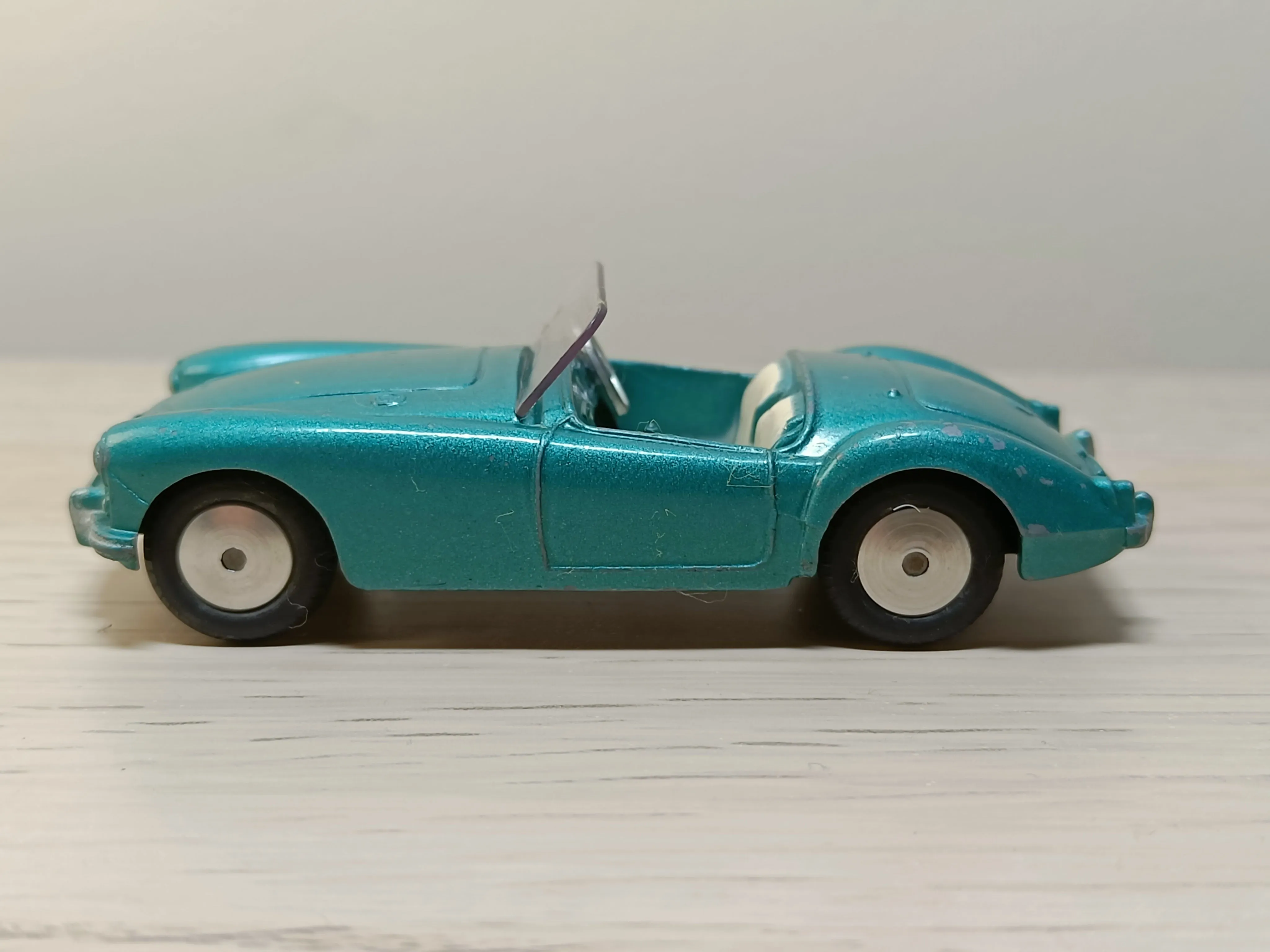 302 MGA in metallic blue-green with smooth wheels